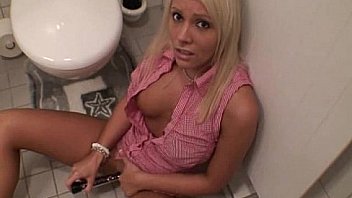 Amateur girlfriend sucks and fucks in her bathroom with facial