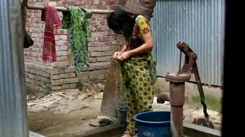 desi girl bathing outdoor for full video 