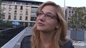 Rose, policière sexy veut se faire baiser par deux bites