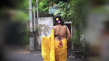 Indian aunty in hot Saree showing boobs