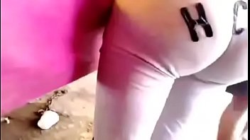 Argentina culona en leggins no aguanta la tentacion de negro nigeriano en la plaza