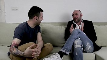 Kevin white el youtuber porno entrevista a Pablo Ferrari para que le cuente sus trucos y secretos sexuales sobre entrar por la puerta trasera durante el acto sexual | Completo y gratis en el enlace del video no puedes perderte sus tips