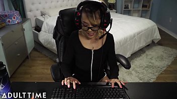 Kimberly Chi Leaves her Game Steam Live While she FUCKS