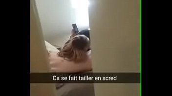 Soeur surprise en train de sucer la bite de son copain en snap-sex.fr