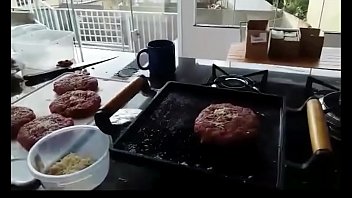 lucas de carmo de minas comendo hamburger