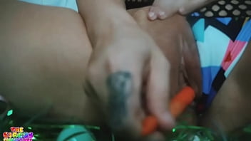 Mandi May fucks her pussy with carrot