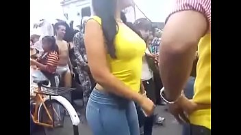 nalgona con buen culo en una marcha