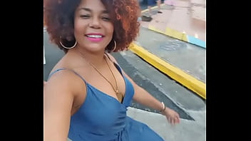 Famosa influence madura dominicana se le sale una teta en publico