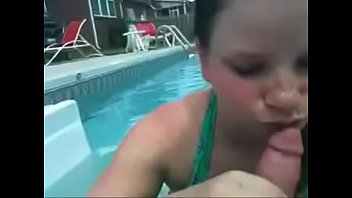 Amiga Chupando pau na piscina e tomando leitinho na boca