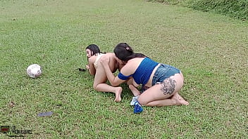 Lindas latinas lesbianas cachondas masturbándose y lamiendo sus coños húmedos  - HISTORIA COMPLETA