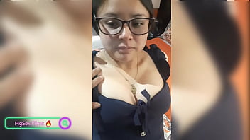 Rica puta de lentes es seducida por un extraño y le terminando dando duro por el culo