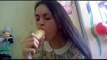 Jovencita hace el reto del platano y lo manda a todos los amigos de su padre.