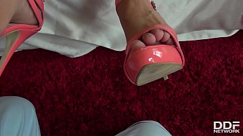 Leggy brunette bombshell Anissa Kate's hot feet & toes fucked and jizzed on