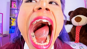 Lila Jordan muestra su garganta, úvula y lengua