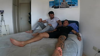 Eu aproveito Amigo Dotado - Ele me dá duro e sem sela - Com Alex Barcelona - amigos foda para relaxar - Boquete hetero caseiro gay