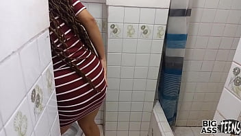 Gostosa milf culo grande es follada por desconocido en el baño de la disco, Ahora el desgrasiado me dejo enbarazada me revento mi culo Anal