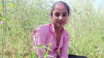 Neha step who went to the mustard field, gave a chance to her and gave a clear Hindi voice of tremendous kissing outdoor